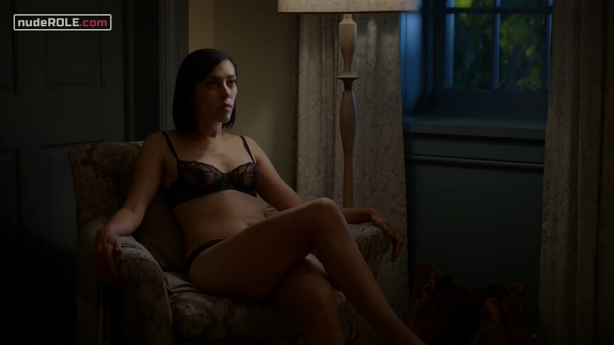 22. Lyn nude, Emma nude, Harper nude – Vida s02e01 (2019)