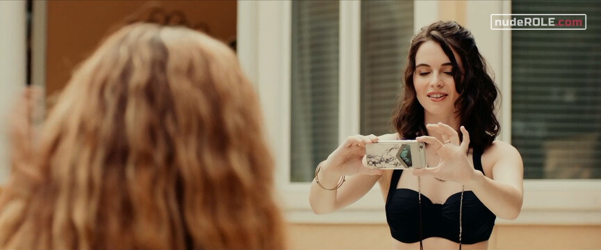 17. Zoë sexy, Carley sexy – Saving Zoë (2019)