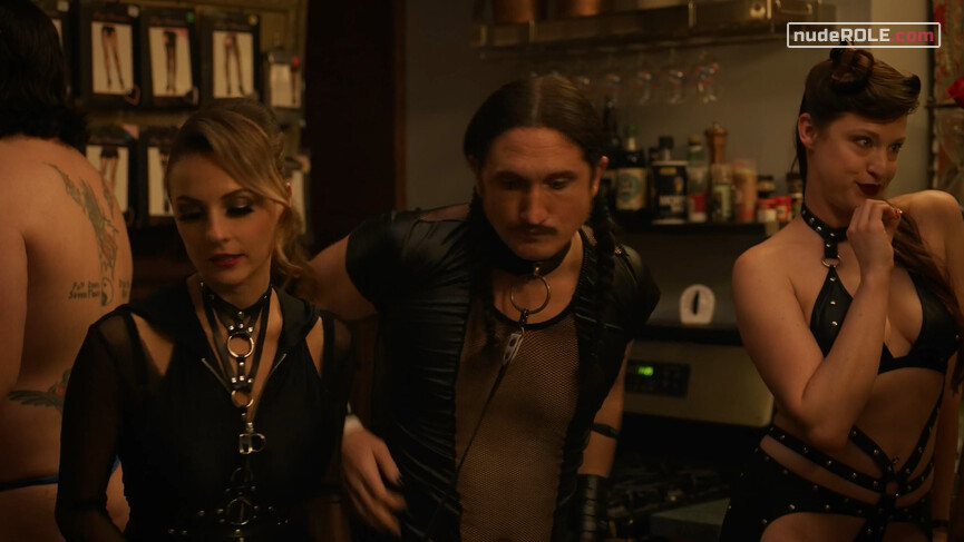 10. Amelia sexy, Detective Lindsay sexy, Debbie sexy – Easy s03e02 (2019)
