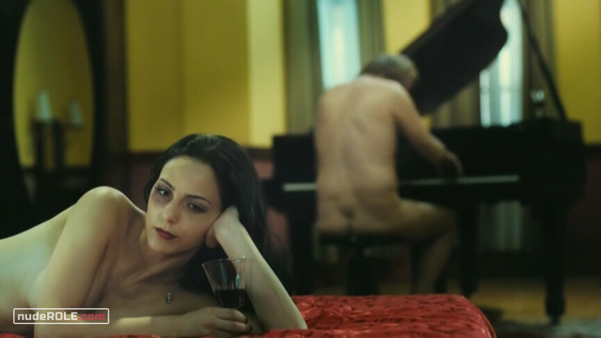10. Maid nude, Marta nude – The Piano Room (2013)