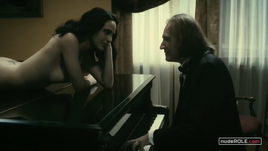 12. Maid nude, Marta nude – The Piano Room (2013)