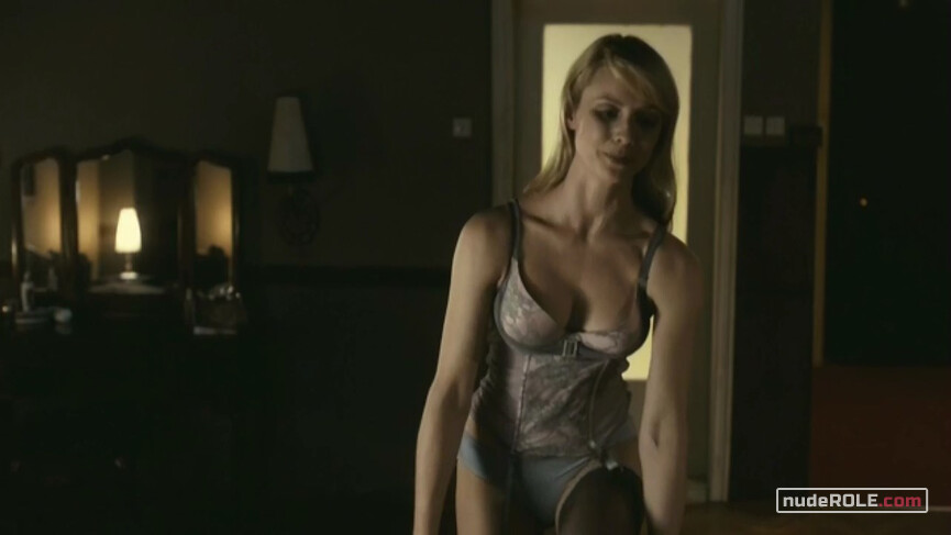 8. Maid nude, Marta nude – The Piano Room (2013)