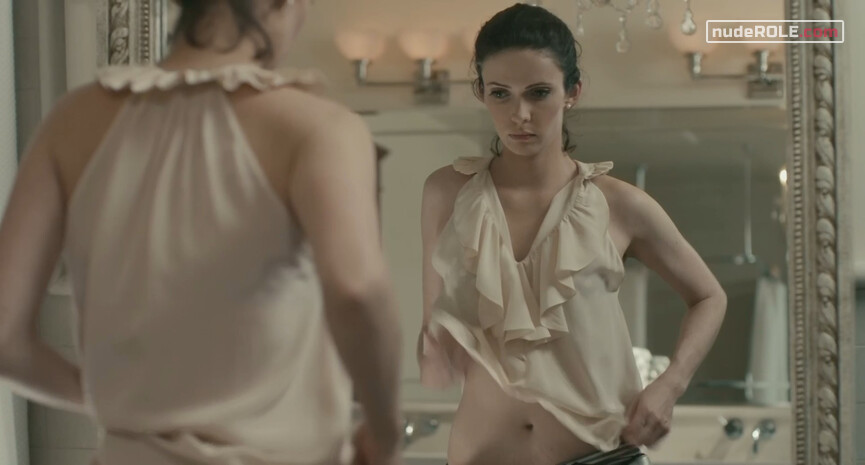2. Caroline nude, Jackie sexy – Caroline and Jackie (2012)