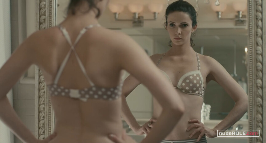 7. Caroline nude, Jackie sexy – Caroline and Jackie (2012)