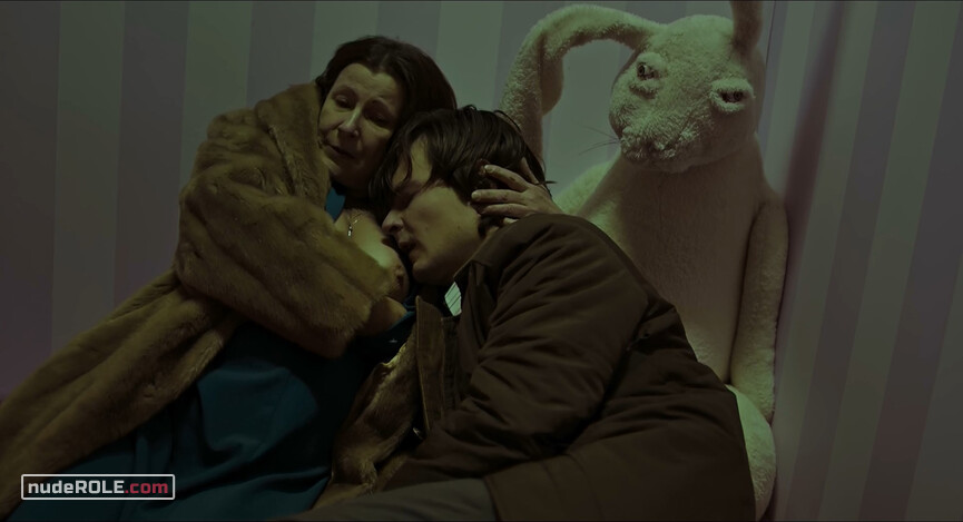 12. Alicja Tabor nude, Anna nude – Dark, Almost Night (2019)