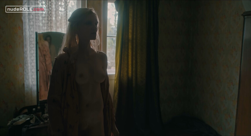 4. Alicja Tabor nude, Anna nude – Dark, Almost Night (2019)