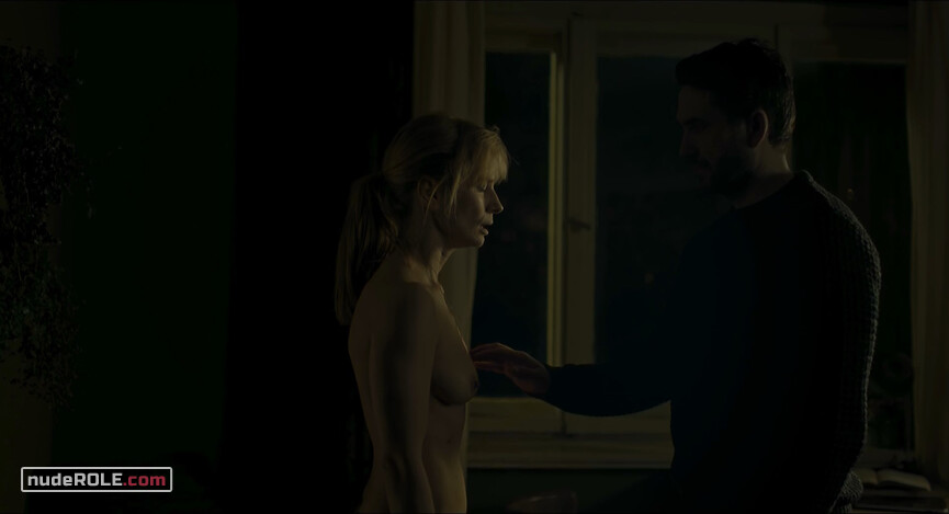 6. Alicja Tabor nude, Anna nude – Dark, Almost Night (2019)