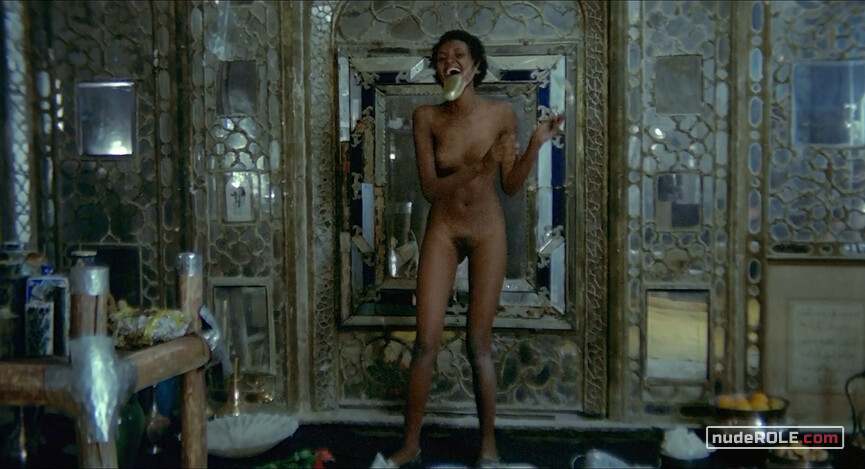 19. Zumurrud nude, Ragazza Trattenuta dal Demone nude – Arabian Nights (1974)