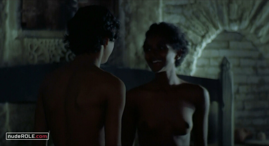 4. Zumurrud nude, Ragazza Trattenuta dal Demone nude – Arabian Nights (1974)