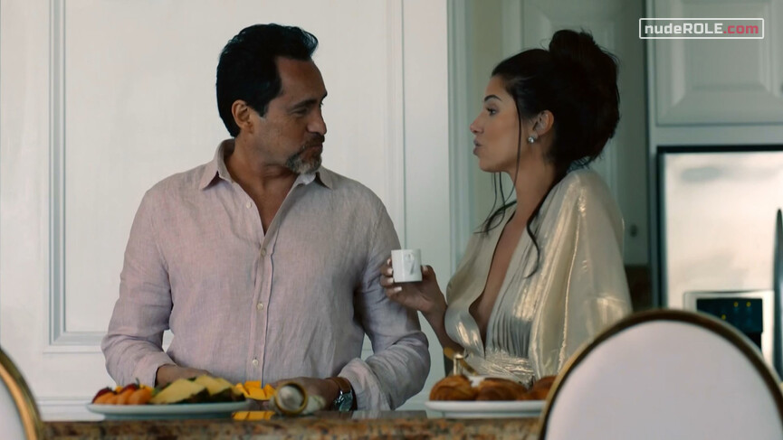 3. Gigi Mendoza sexy – Grand Hotel s01 (2011)