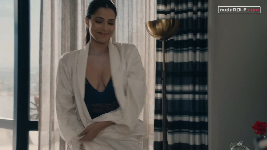 6. Gigi Mendoza sexy – Grand Hotel s01 (2011)