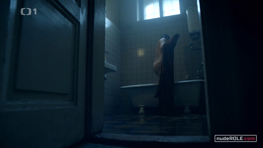 1. Anezka Láníková nude – The Informant s01e01 (2020)