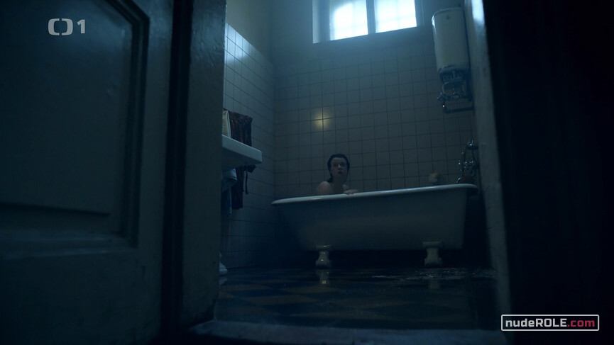 2. Anezka Láníková nude – The Informant s01e01 (2020)