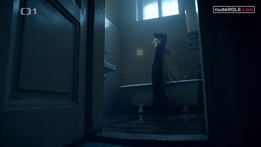 5. Anezka Láníková nude – The Informant s01e01 (2020)