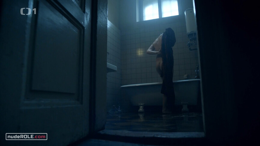 6. Anezka Láníková nude – The Informant s01e01 (2020)