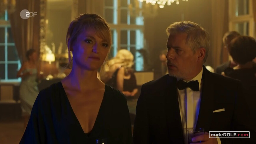 2. Winnie Heller nude – Kommissarin Heller s01e10 (2019)