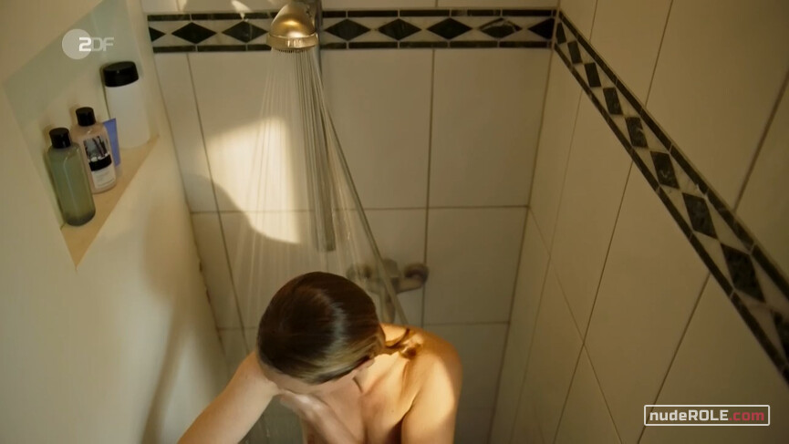 3. Winnie Heller nude – Kommissarin Heller s01e10 (2019)