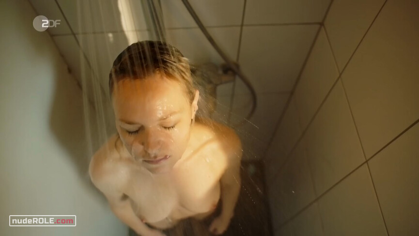 4. Winnie Heller nude – Kommissarin Heller s01e10 (2019)
