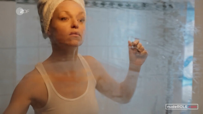 5. Winnie Heller nude – Kommissarin Heller s01e10 (2019)