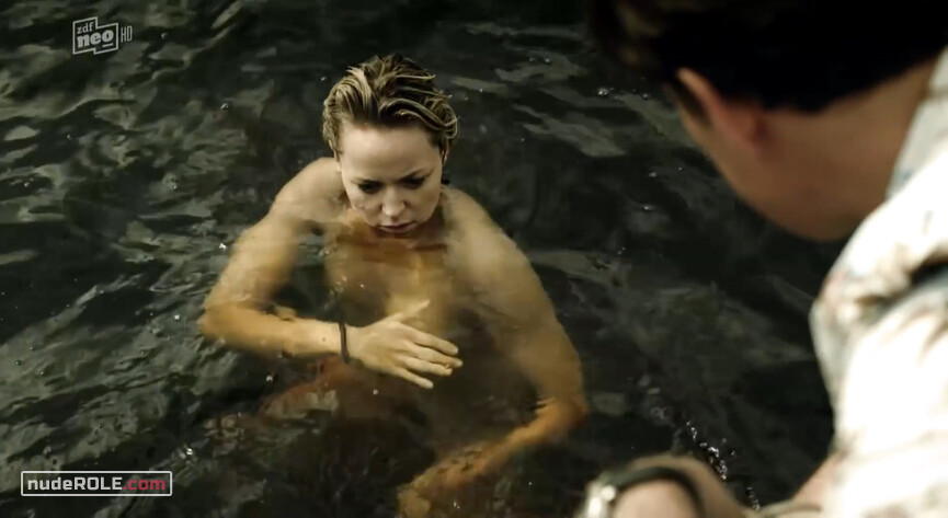 6. Winnie Heller nude – Kommissarin Heller s01e01 (2014)