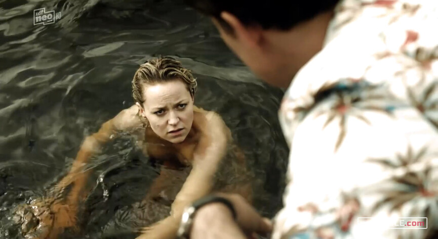 7. Winnie Heller nude – Kommissarin Heller s01e01 (2014)