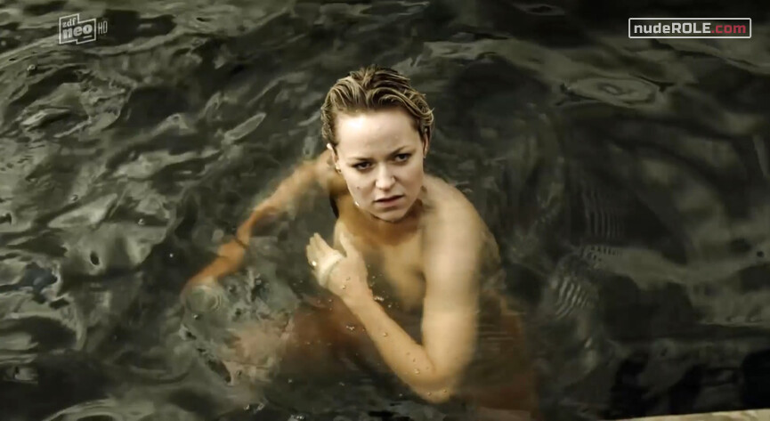 8. Winnie Heller nude – Kommissarin Heller s01e01 (2014)