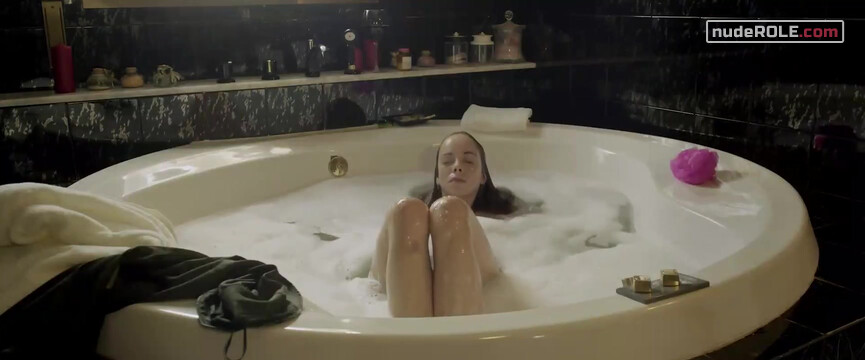 15. Laura nude , Sonia nude – Killing Time (2022)