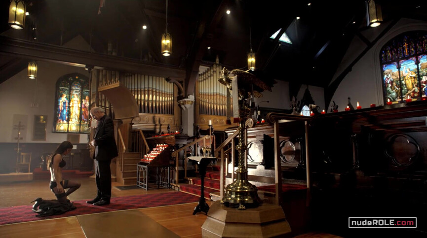 5. Ariella Martinez sexy – Smokin' Aces 2: Assassins' Ball (2010)