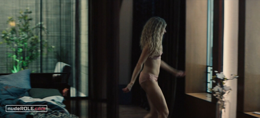 13. Julie nude – Kamikaze s01e04 (2021)