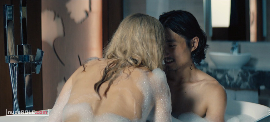 18. Julie nude – Kamikaze s01e04 (2021)