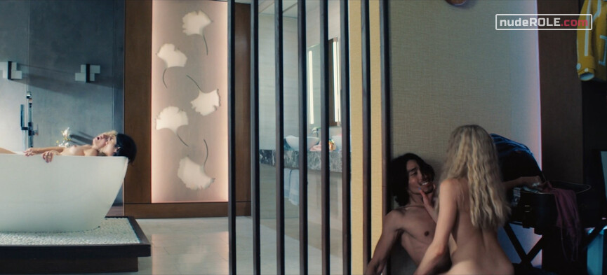 24. Julie nude – Kamikaze s01e04 (2021)