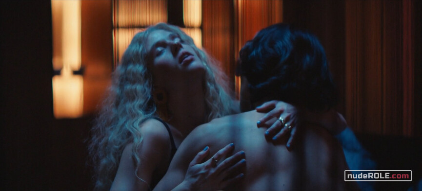 27. Julie nude – Kamikaze s01e04 (2021)