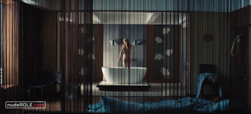 3. Julie nude – Kamikaze s01e04 (2021)