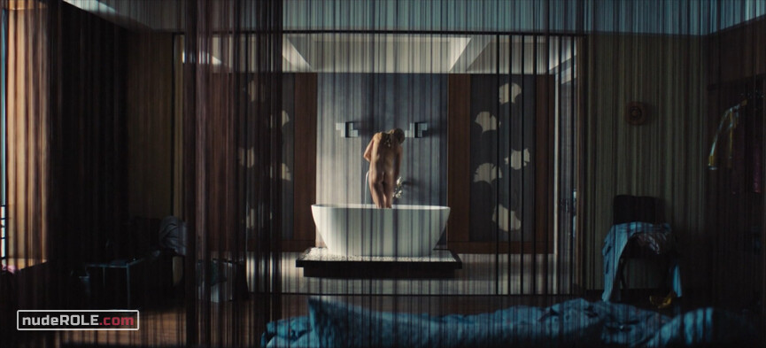 4. Julie nude – Kamikaze s01e04 (2021)