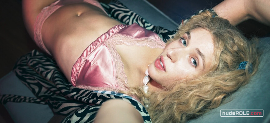 7. Julie nude – Kamikaze s01e04 (2021)