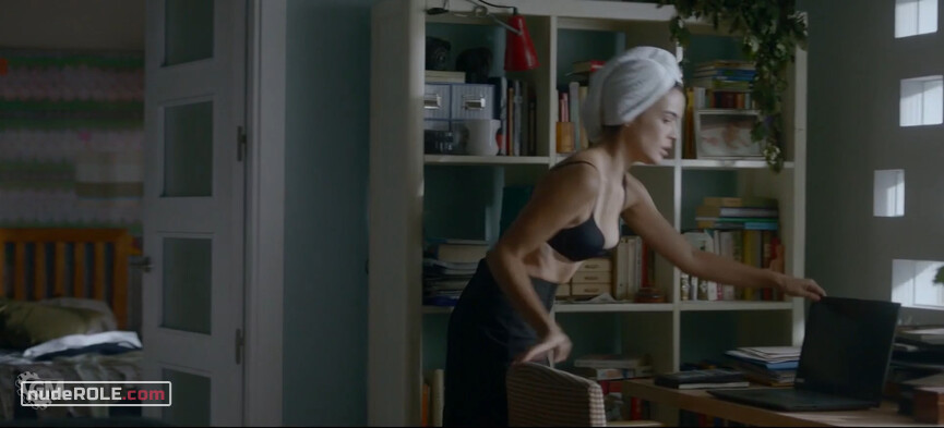 11. Isabel Mora nude – Parot s01e01-06 (2021)