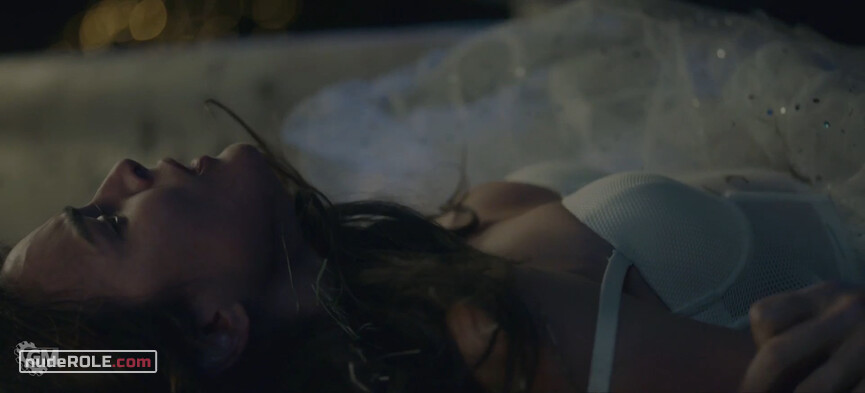 6. Isabel Mora nude – Parot s01e01-06 (2021)