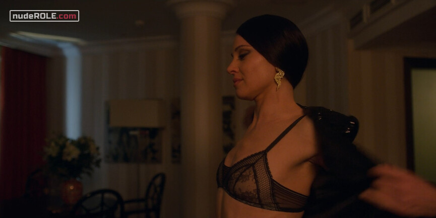 2. Jenny Franklin sexy – In From the Cold s01e04 (2022)