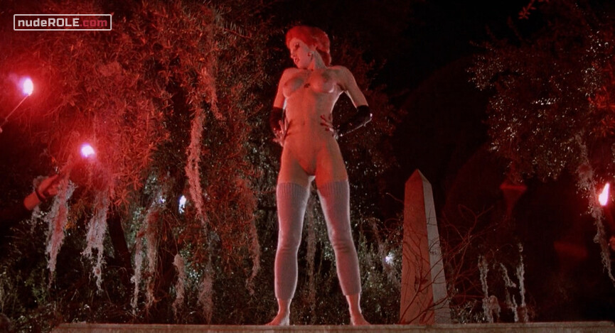 1. Trash nude – The Return of the Living Dead (1985)
