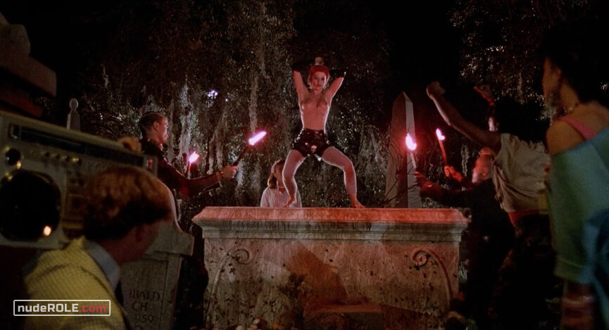 3. Trash nude – The Return of the Living Dead (1985)
