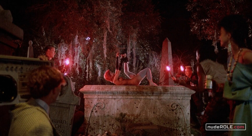 4. Trash nude – The Return of the Living Dead (1985)