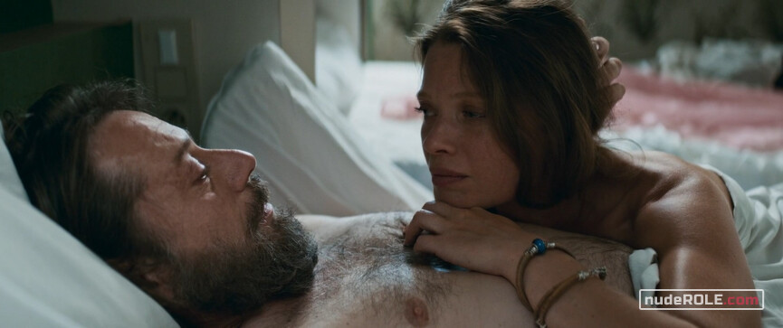 2. Jeannie nude – Tralala (2021)