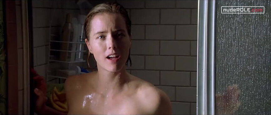 2. Kate Reynolds sexy – The Family Man (2000)