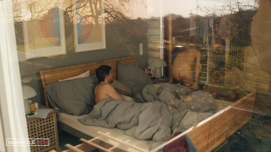 1. Julia Wegmann nude – Nestwochen (2021)