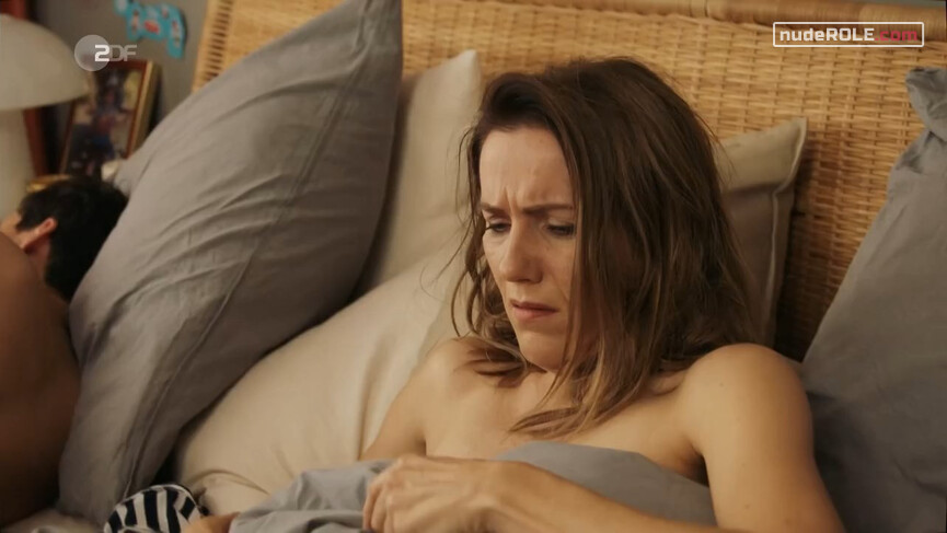 3. Julia Wegmann nude – Nestwochen (2021)