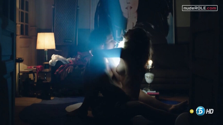 1. Virginia Rodríguez nude – Hermanos s01e01 (2014)