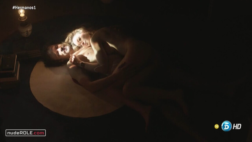 11. Virginia Rodríguez nude – Hermanos s01e01 (2014)