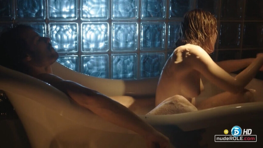 13. Virginia Rodríguez nude – Hermanos s01e01 (2014)