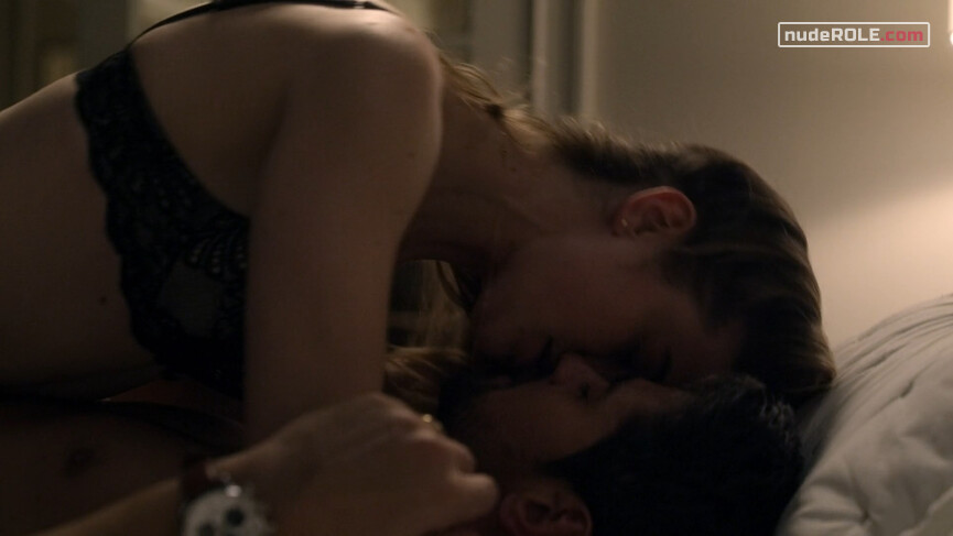 1. Michaela Stone sexy – Manifest s01e10, e16 (2019)