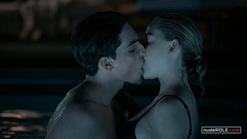 3. Lou Simms sexy, Joyce Holt sexy – Swimming with Sharks s01e04 (2022)